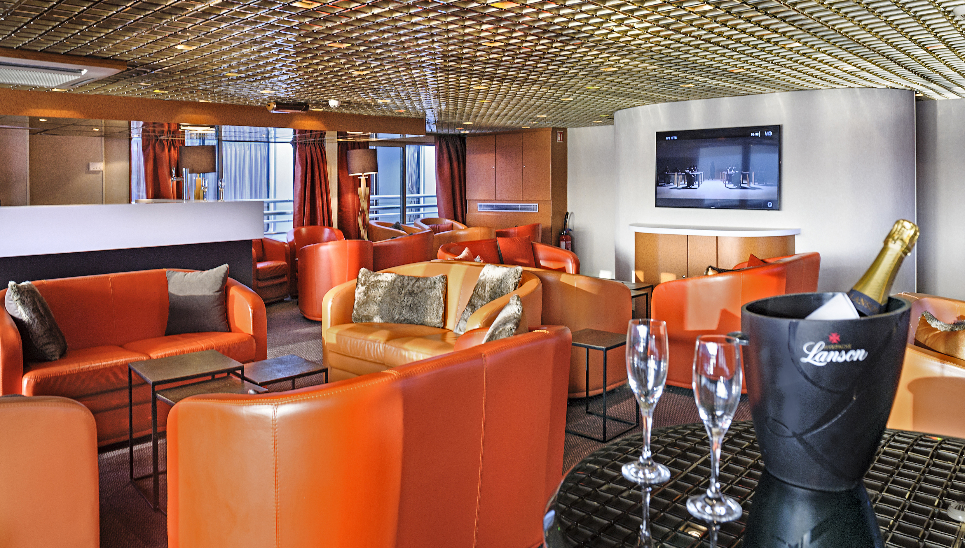 CroisiEurope MS Europe Pianorama Bar 1.jpg